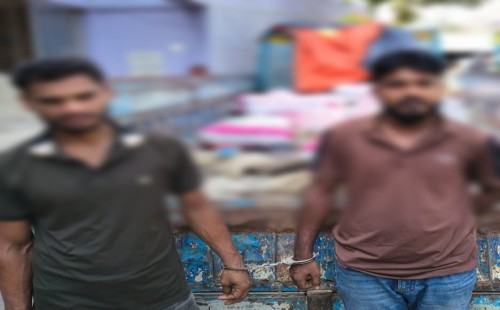 হাটহাজারীতে ৬০০ লিটার চোলাই মদসহ দুই মাদক ব্যবসায়ী গ্রেফতার