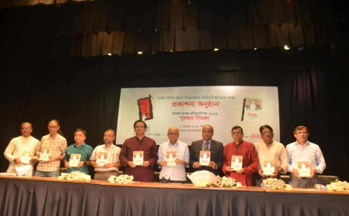 নগরীর থিয়েটার ইনস্টিটিউটে অনুষ্ঠিত হলো লেখক অধ্যাপক নাজিম উদ্দিনের আত্নচরিত্রে ইতিহাস গ্রন্থের  মোড়ক