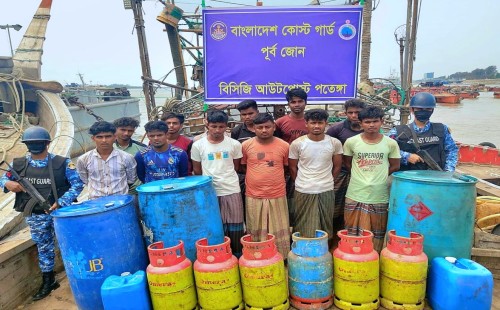 তেঙ্গায় কোস্ট গার্ডের অভিযান: ৬ হাজার লিটার ডিজেলসহ ১২ পাচারকারী আটক