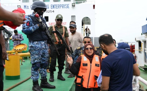 চট্টগ্রামের বহিঃনোঙ্গরে কোস্ট গার্ডের যৌথ অভিযান: জ্বালানি ও ভোজ্যতেলের কৃত্রিম সংকট প্রতিরোধ