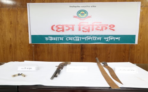 বাকলিয়ায় গুলিবর্ষণের ঘটনায় অস্ত্রধারী সন্ত্রাসী ‘শ্যুটার’ফারুক গ্রেফতার