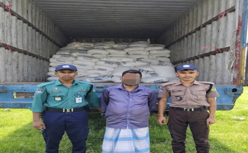 পতেঙ্গা থানার অভিযানে প্লাস্টিক দানা আত্মসাতের মূলহোতা গ্রেফতার, উদ্ধার ২৬০ ব্যাগ মালামাল