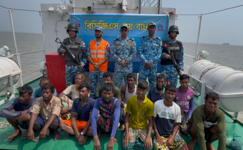 গভীর সমুদ্রে ভাসমান বোটসহ ১৪ জেলেকে উদ্ধার