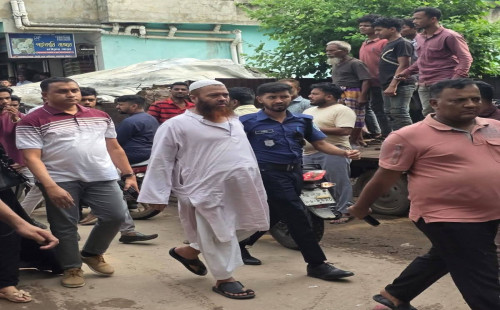 পলাতক চেয়ারম্যান হেলাল মলইকে ধরে পুলিশে দিল জনতা
